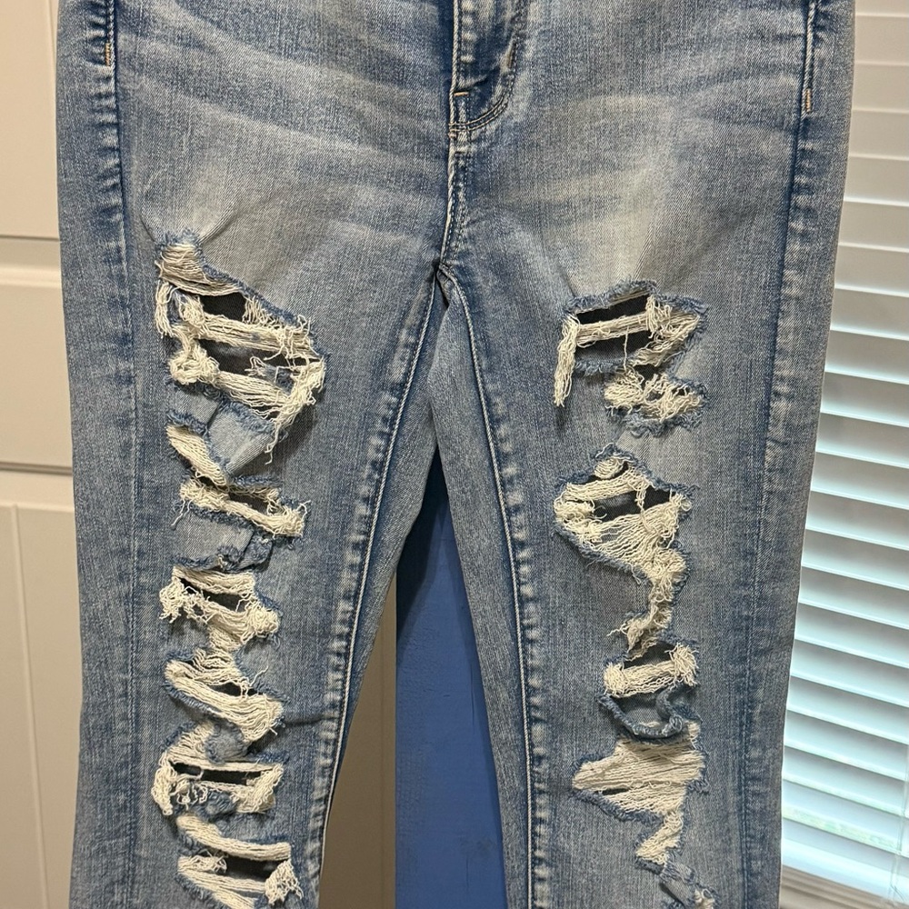 American Eagle Outfitters Light Wash Ripped Skinny Jeans